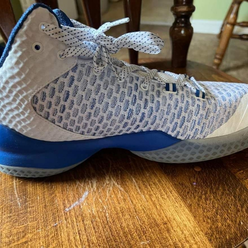 PEAK mens high top basketball shoes Size 10 (worn only a few times)  Like new